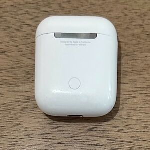 Apple Wireless Gen 1 AirPod Case in White.